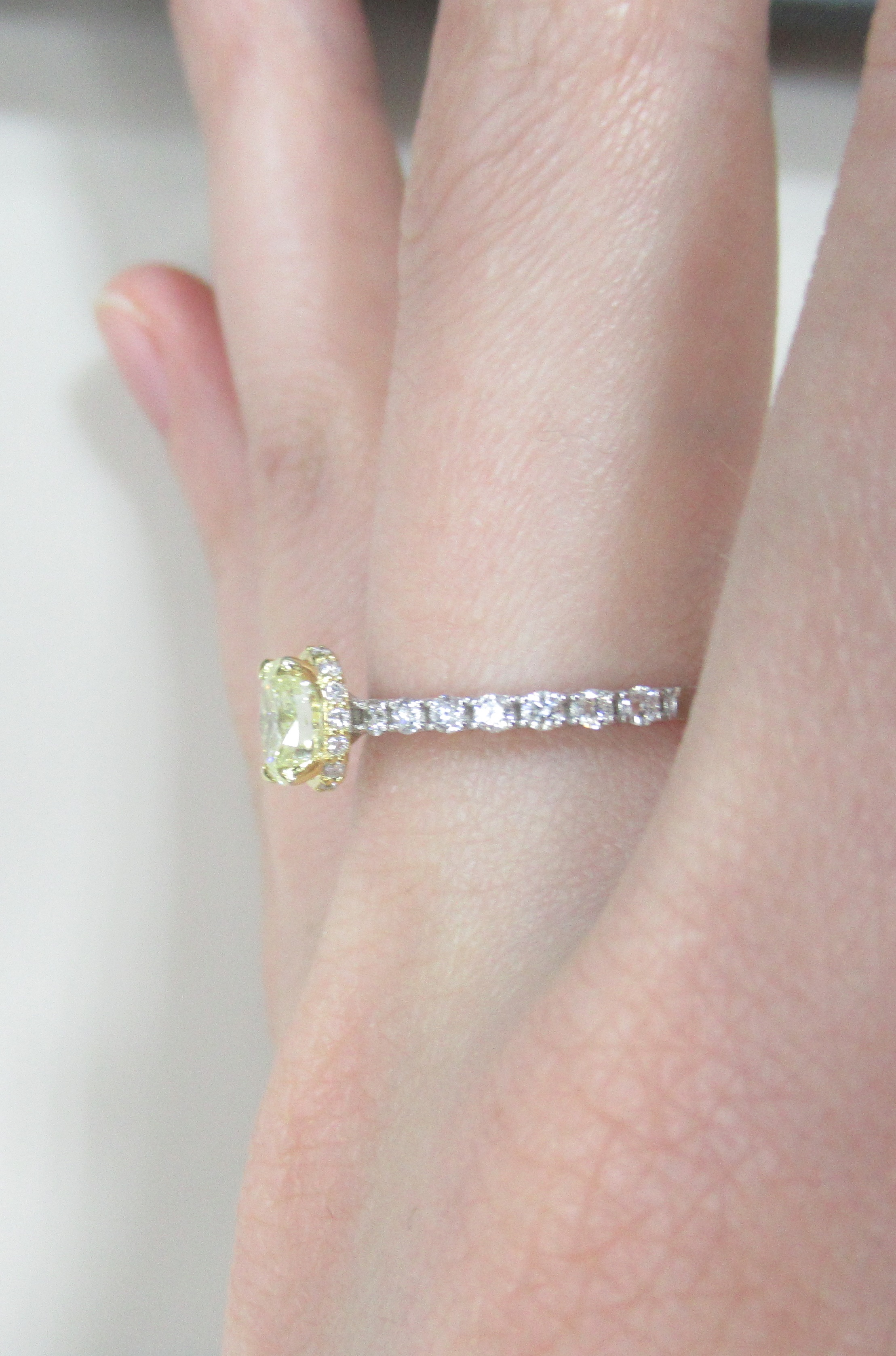 Кольцо из комбинированного золота с желтым бриллиантом